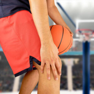 Jugador amateur preparando y protegiendo su rodilla antes de jugar.